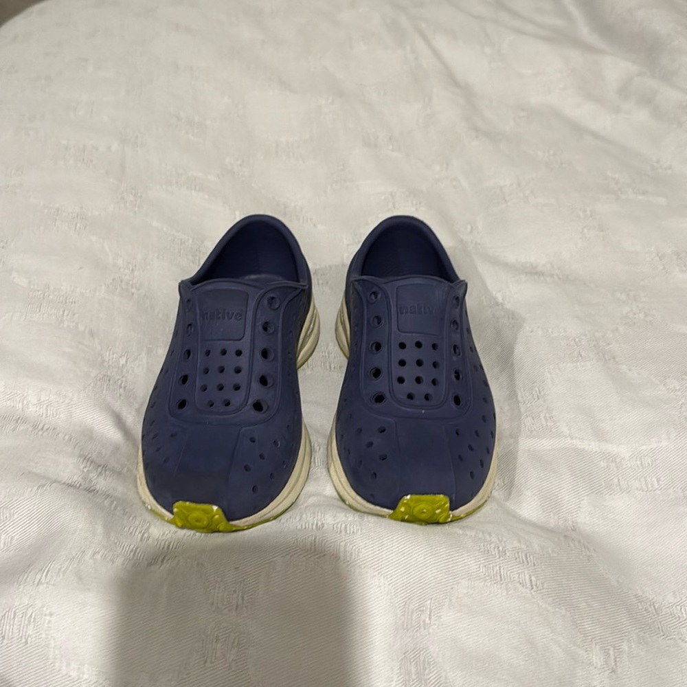 Native Robbie Child Water shoe Blue with lime green bottom girls Boys sz C9